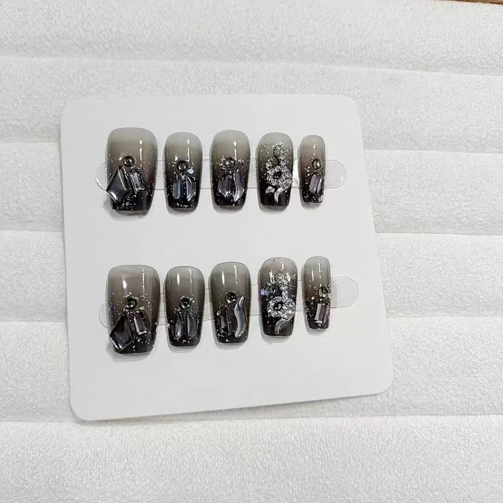 เล็บติดด่วนลายงูดำ ทรงโลงศพสั้น Cat Eye กลิตเตอร์ 10 ชิ้น