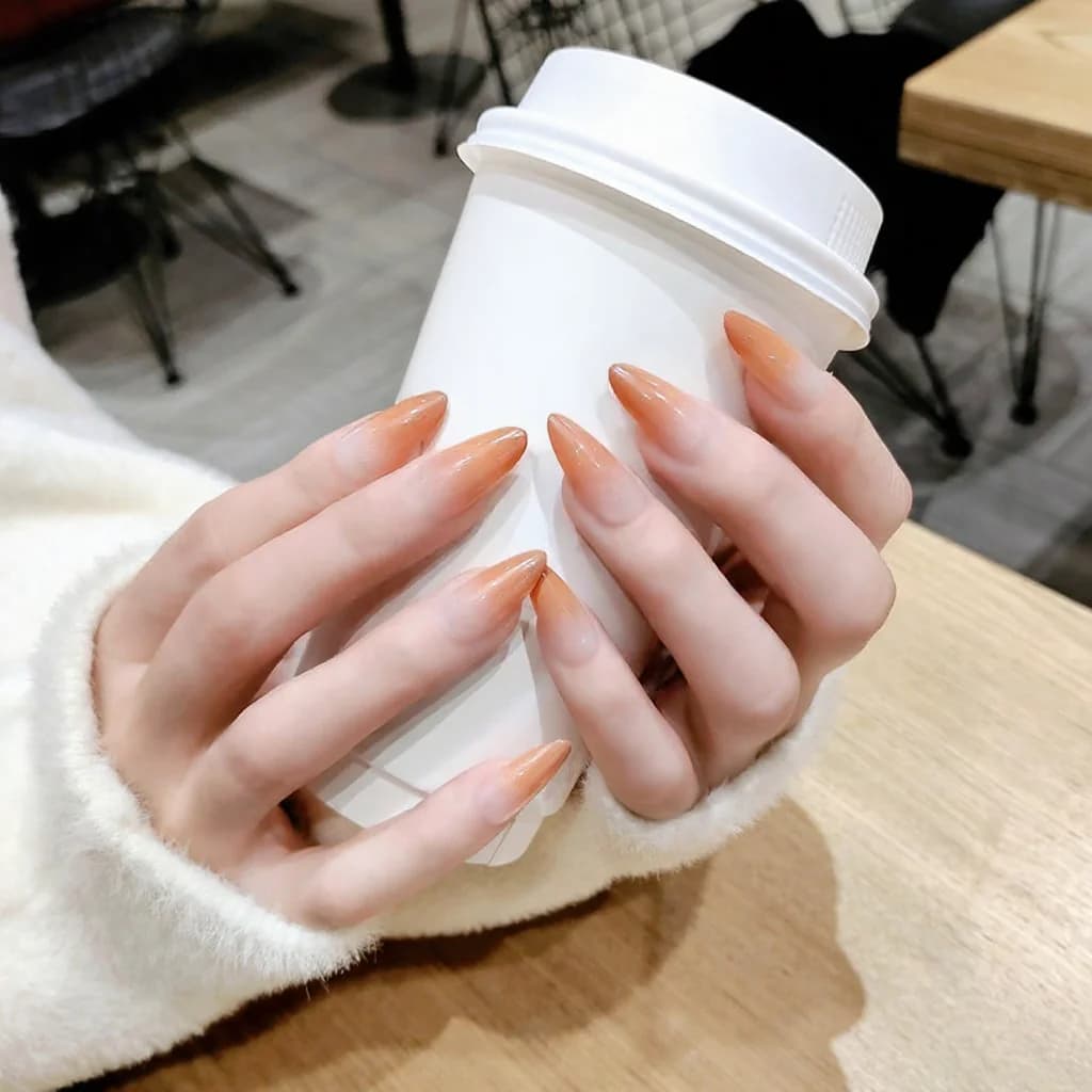 เล็บปลอมแบบติดสำเร็จ ทรงยาวไล่สีแฟชั่น