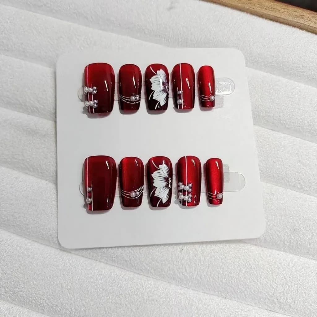 เล็บติดสำเร็จรูปสีแดงลายดอกไม้ ทรงโลงศพขนาดกลาง Finish กลิตเตอร์ 10 ชิ้น