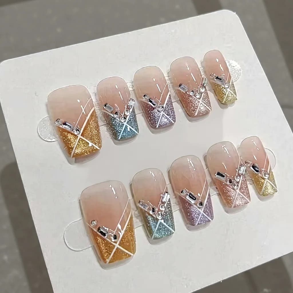 เล็บติดด่วน Candy Party ทรงสี่เหลี่ยมสั้น Rainbow Cat Eye พร้อมเพชรประดับ
