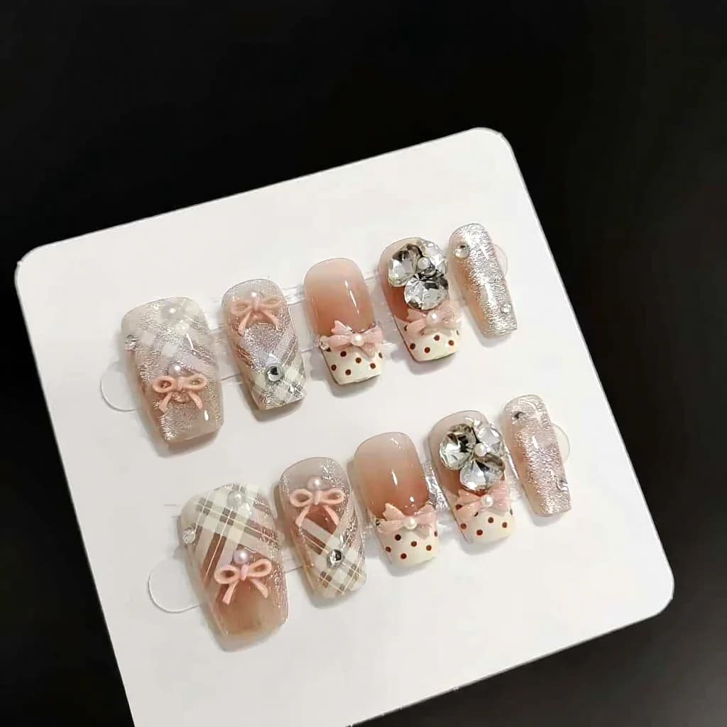 เล็บปลอม French Tip Cat Eye สั้นทรงโลงศพ สีขาวครีม 30 ชิ้น