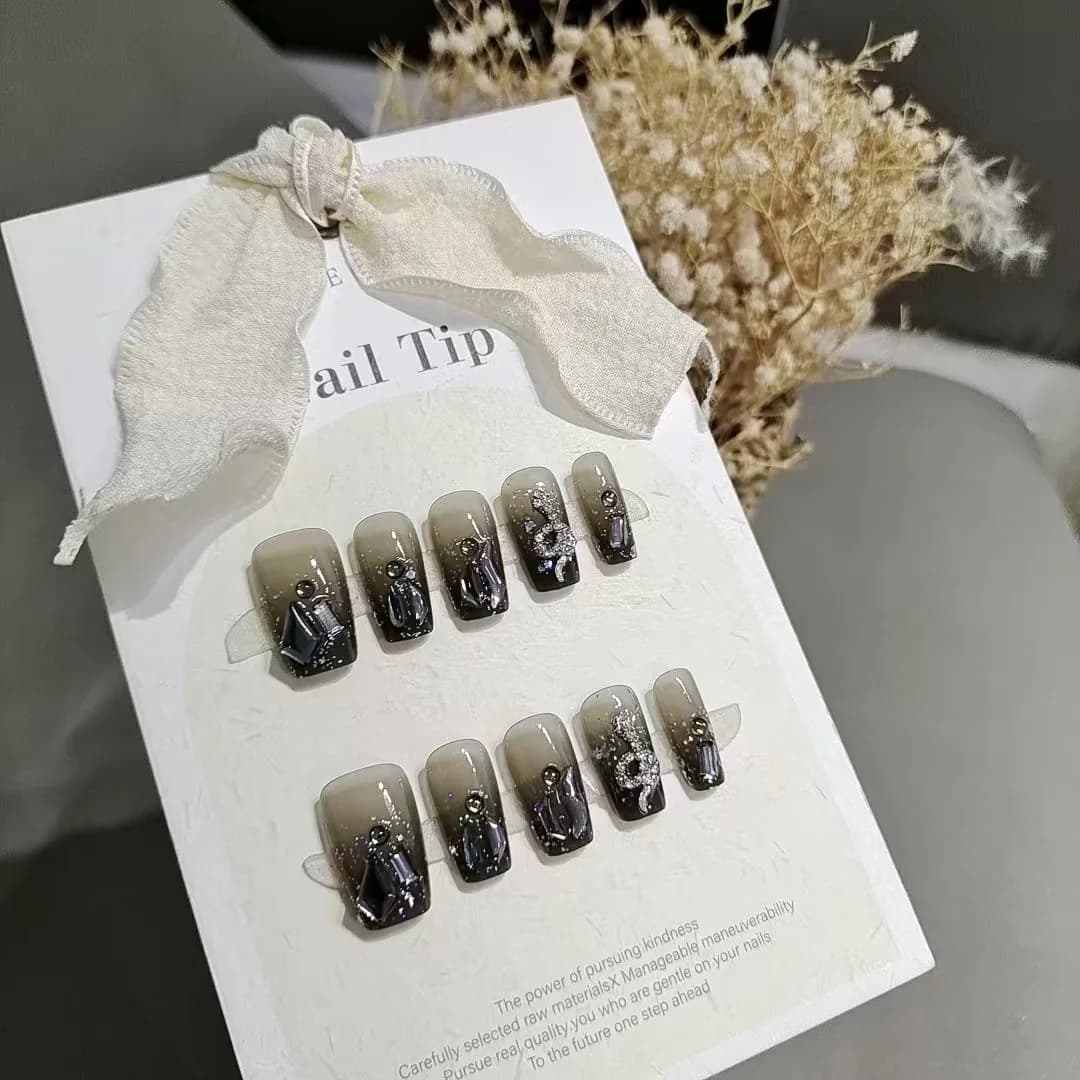 เล็บติดด่วนลายงูดำ ทรงโลงศพสั้น Cat Eye กลิตเตอร์ 10 ชิ้น