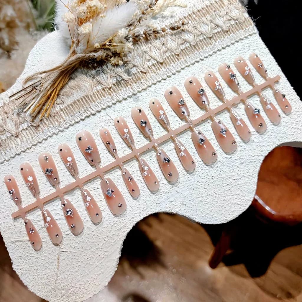 เล็บปลอมปลายฝรั่งเศสลายดอกไม้และผีเสื้อประดับเพชร