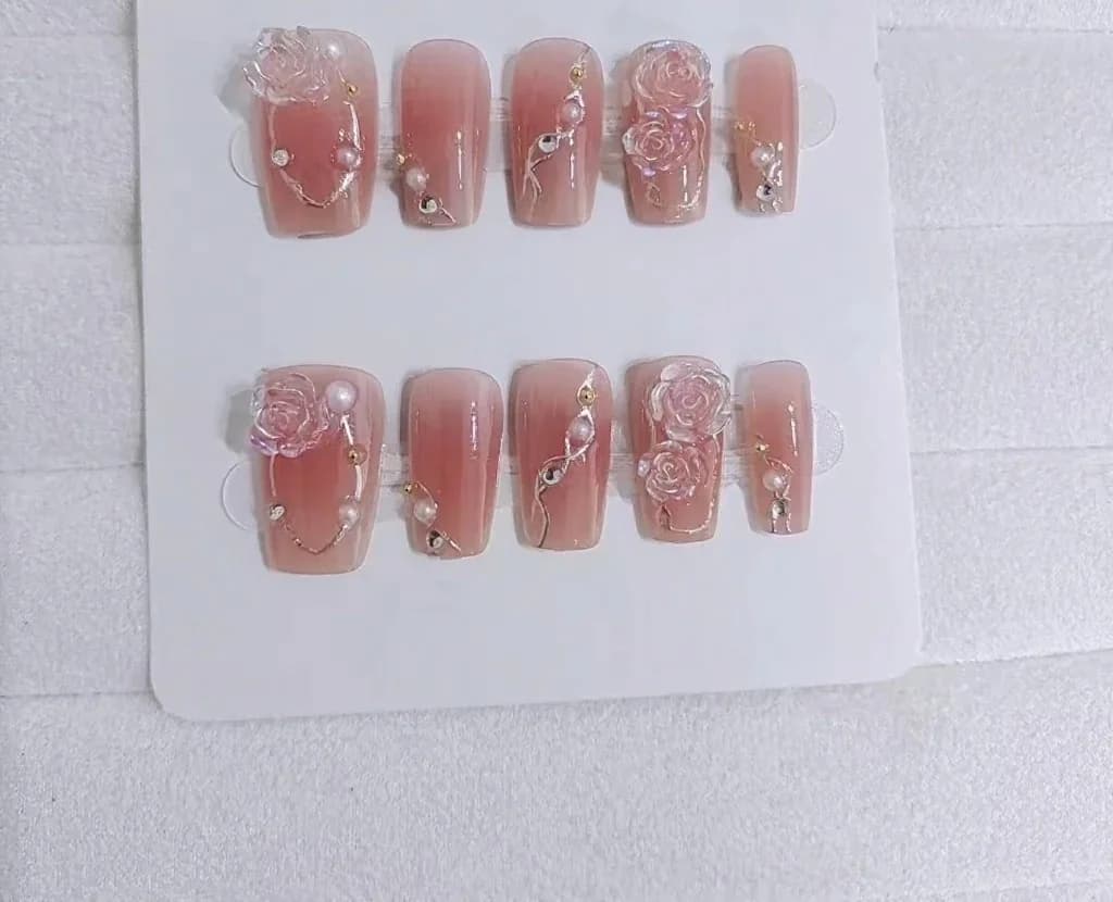 เล็บติดสำเร็จรูป ลายดอกคามิเลียสีทอง สไตล์หวานหวาน