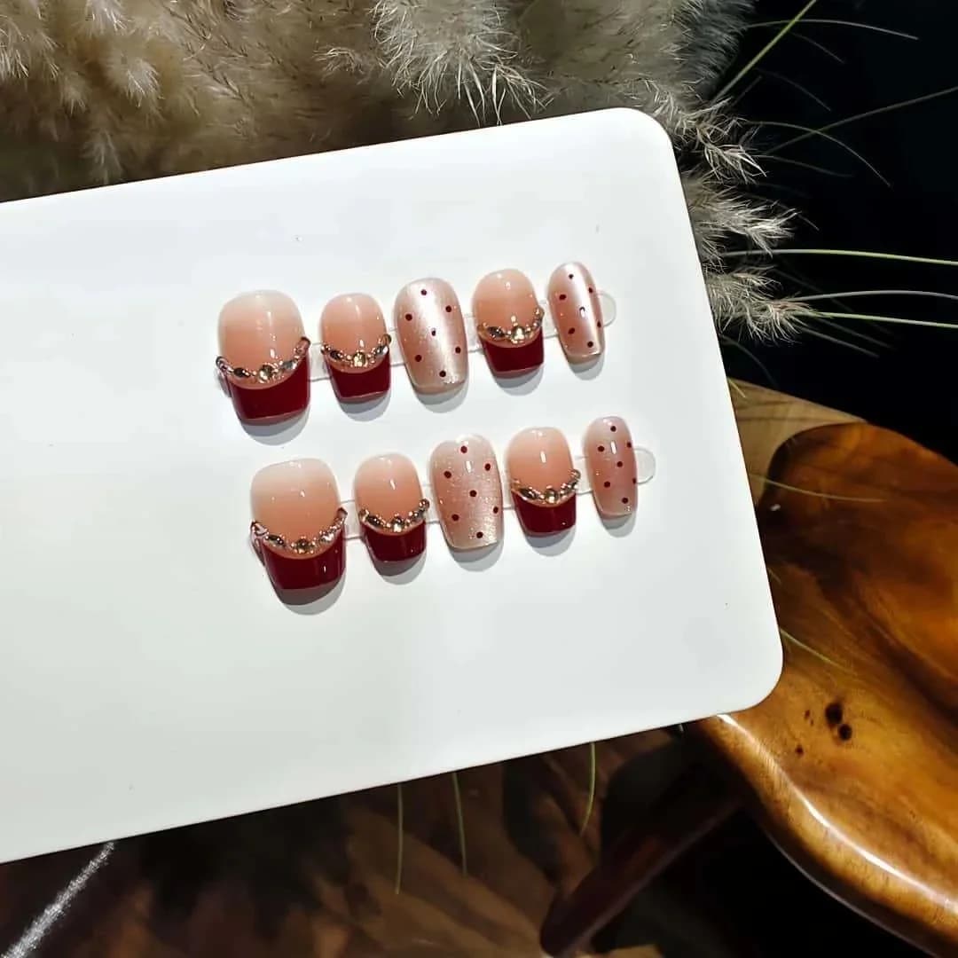 เล็บปลอมติดกาว Cat Eye สีแดงบราวนี่ ประดับเพชร