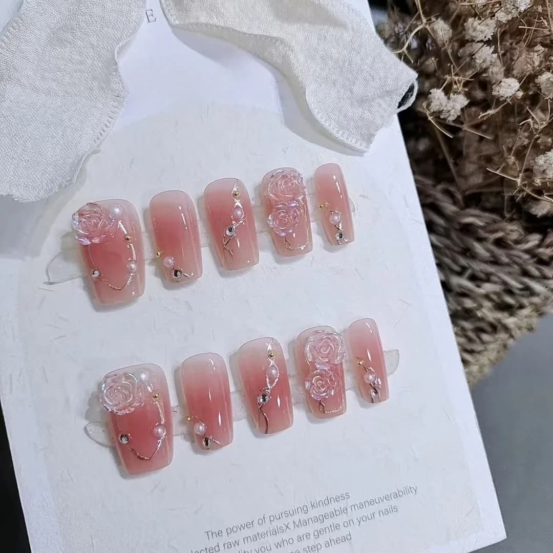 ชุดเล็บติดด่วนลายดอกคามิเลียสีทอง สไตล์หวาน
