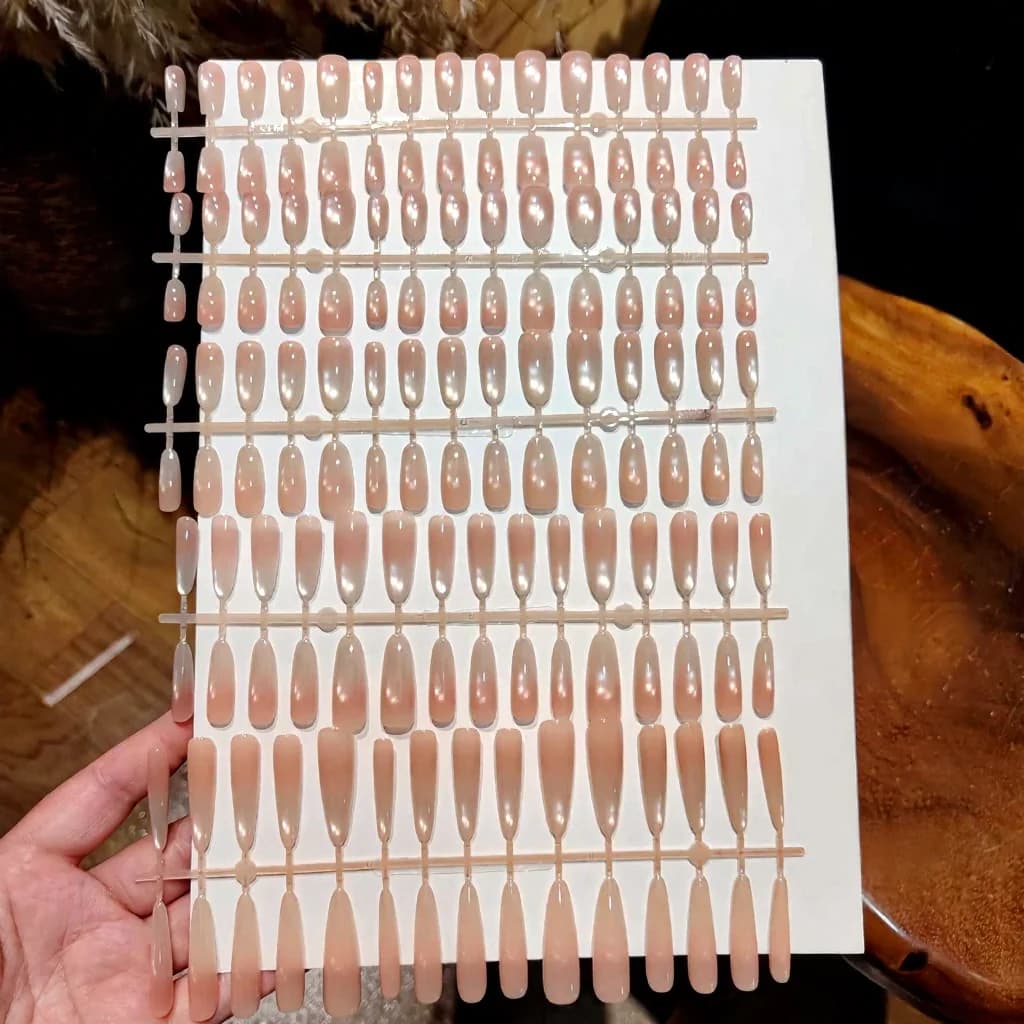 เล็บปลอมติดกาวพร้อมใช้ ลายตาแมวประดับลูกแก้ว