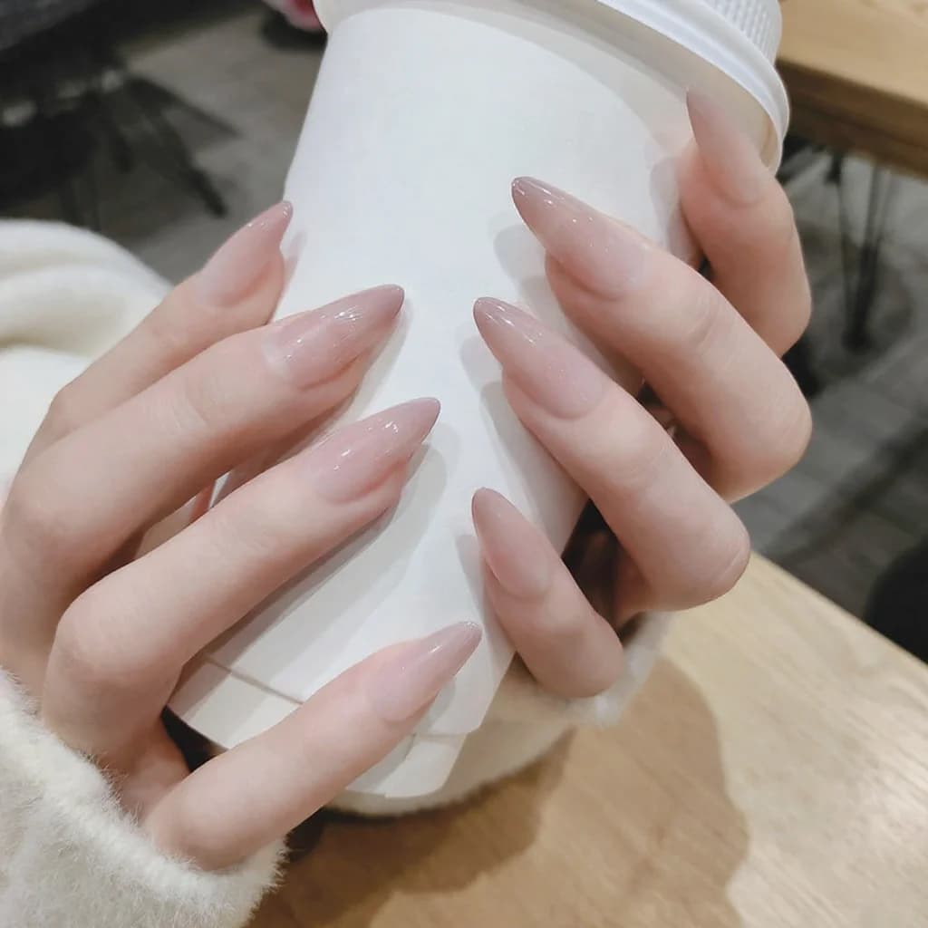เล็บปลอมแบบติดสำเร็จ ทรงยาวไล่สีแฟชั่น
