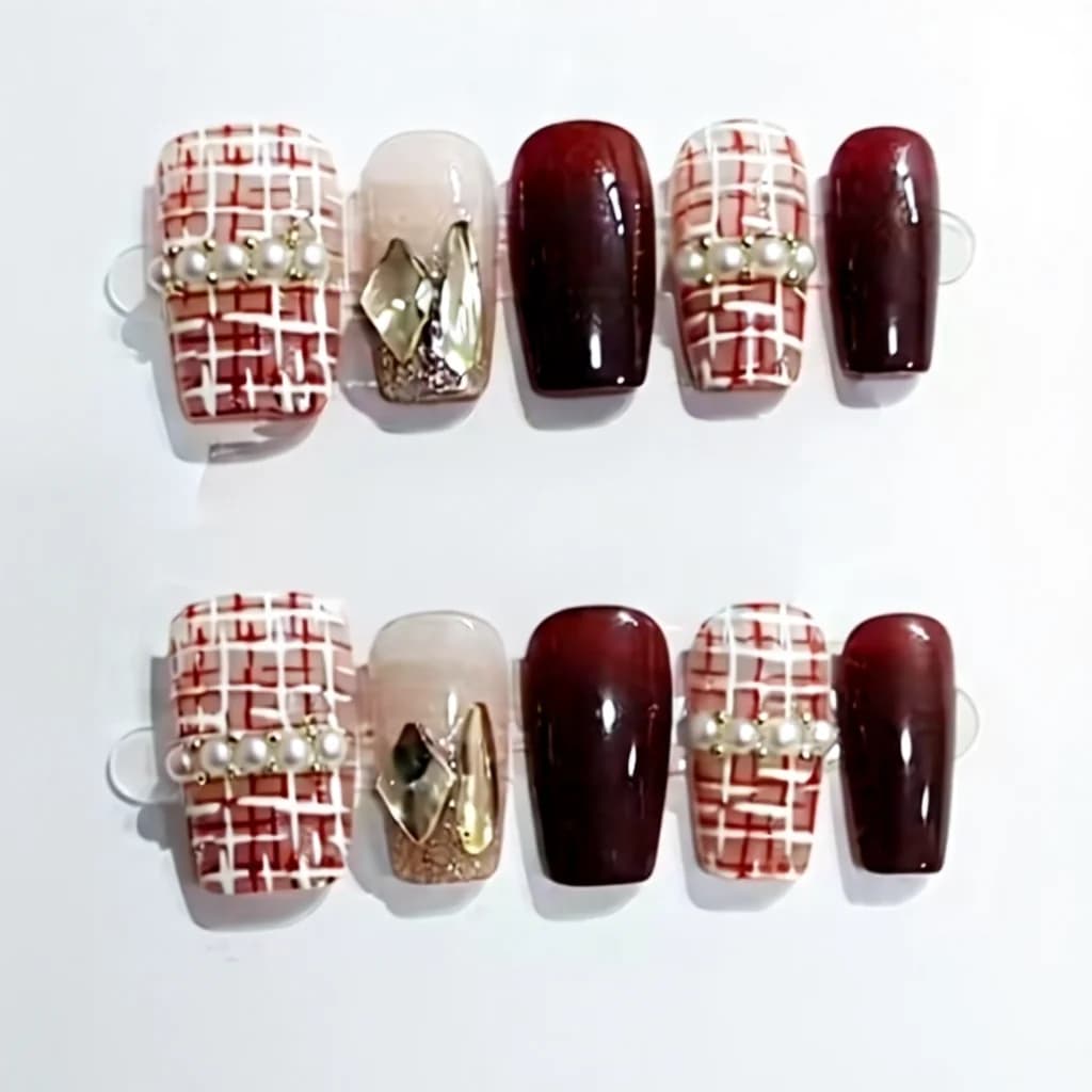 เล็บปลอมทรงสี่เหลี่ยมสั้น ลายผ้าทวีดสีแดง ประดับมุก 10 ชิ้น