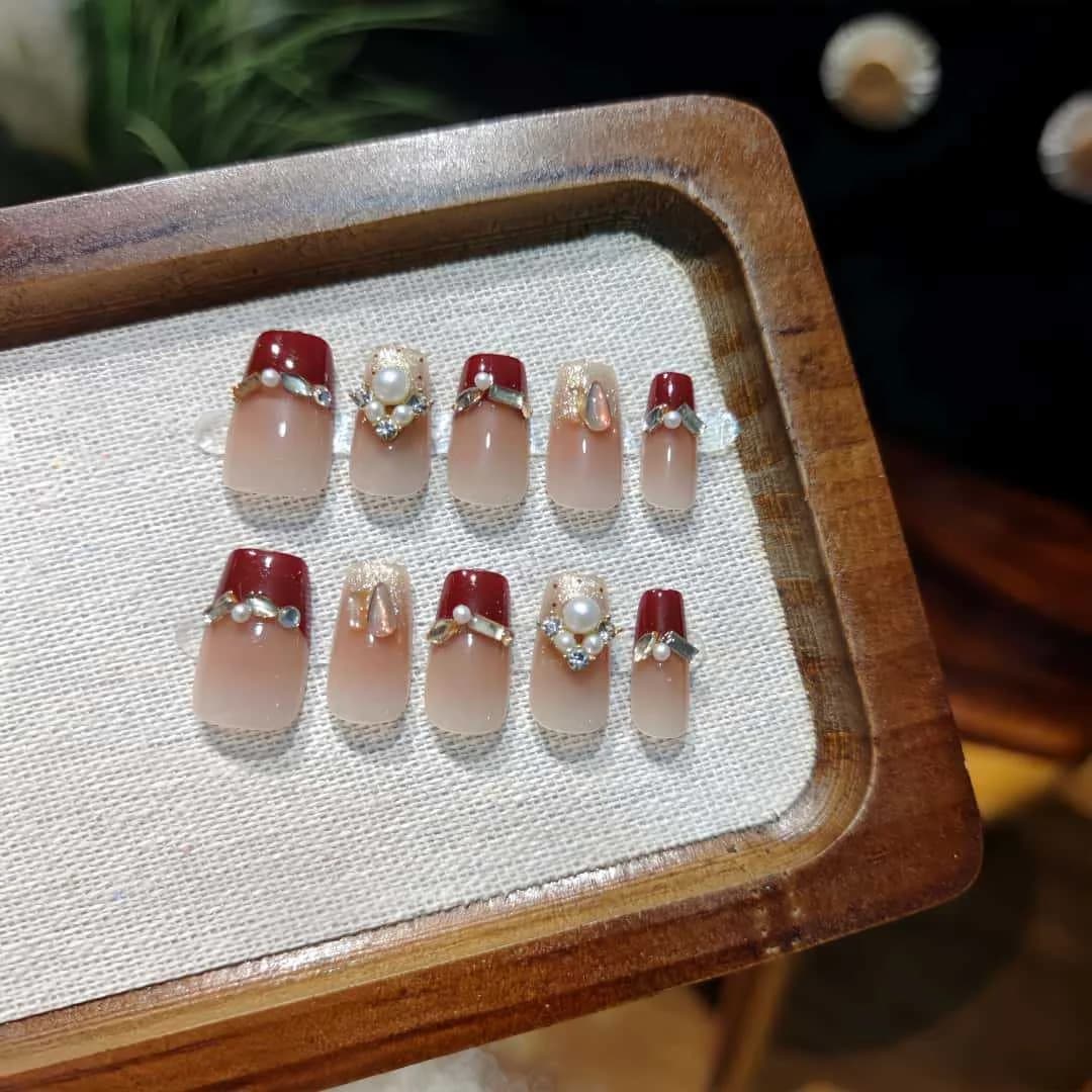 เล็บปลอมสีแดงมุก ปลายฝรั่งเศสกลิตเตอร์ ทรงสั้น Coffin