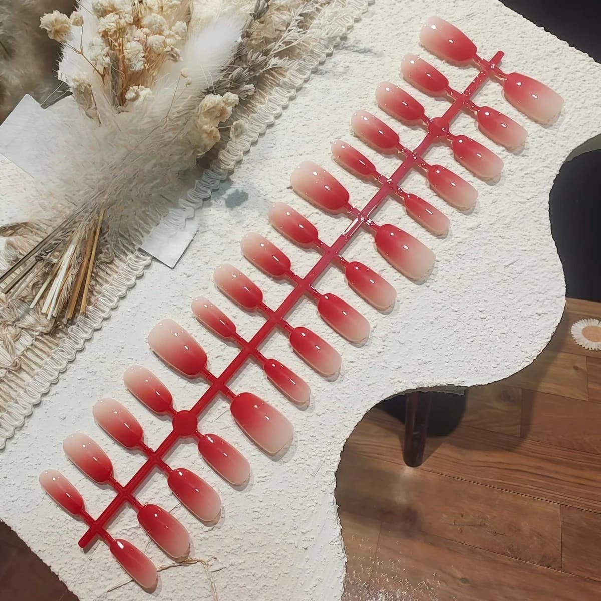 เล็บปลอมทรงรีสีแดงไล่เฉด สีเซ็ต 30 ชิ้น