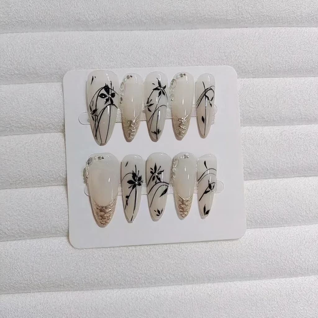เล็บปลอมติดกาวพร้อมใช้ ทรงอัลมอนด์ยาว ลายไม้ไผ่โครเมียม 10 ชิ้น