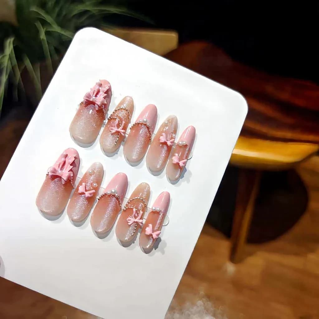 เล็บติดสำเร็จรูป ทรงสติเลตโตยาว ลายลูกไม้สีชมพู โบว์ และตาแมว