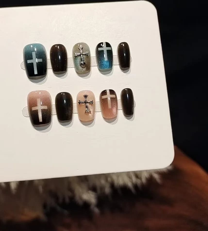 เล็บปลอม Cat Eye สีฟ้าชมพู ประดับลูกปัดแก้วและลายกางเขน