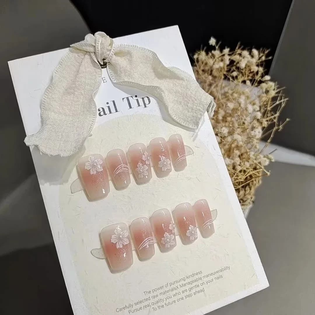 เล็บปลอมทาสีดอกไม้ด้วยมือ ทรงหลุมศพสั้น ดีไซน์สีบลัชออน