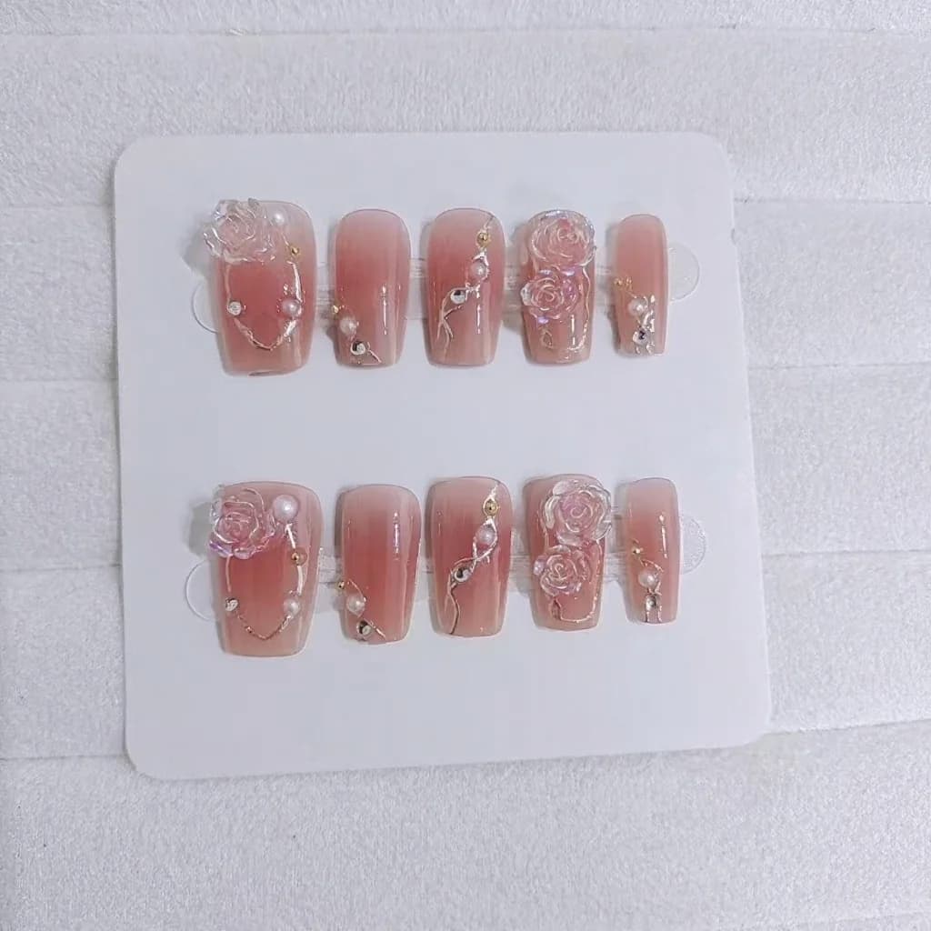 ชุดเล็บติดด่วนลายดอกคามิเลียสีทอง สไตล์หวาน