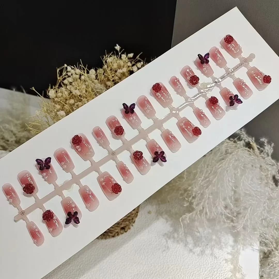 เล็บปลอมทรงสั้น Coffin ลายดอกไม้ผีเสื้อ สี Plum Blush 30 ชิ้น