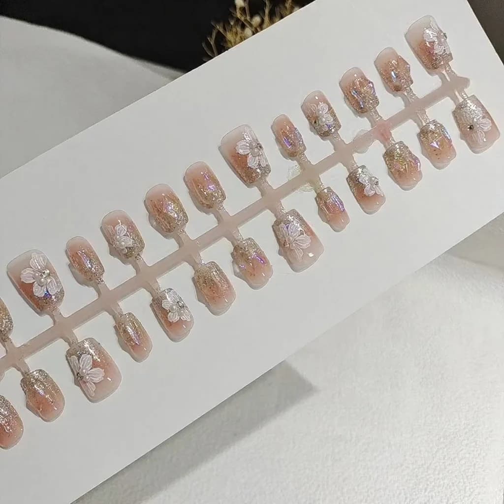เล็บติดด่วนทรงสี่เหลี่ยมสั้น ลายดอกไม้ประดับมุกและเพชร