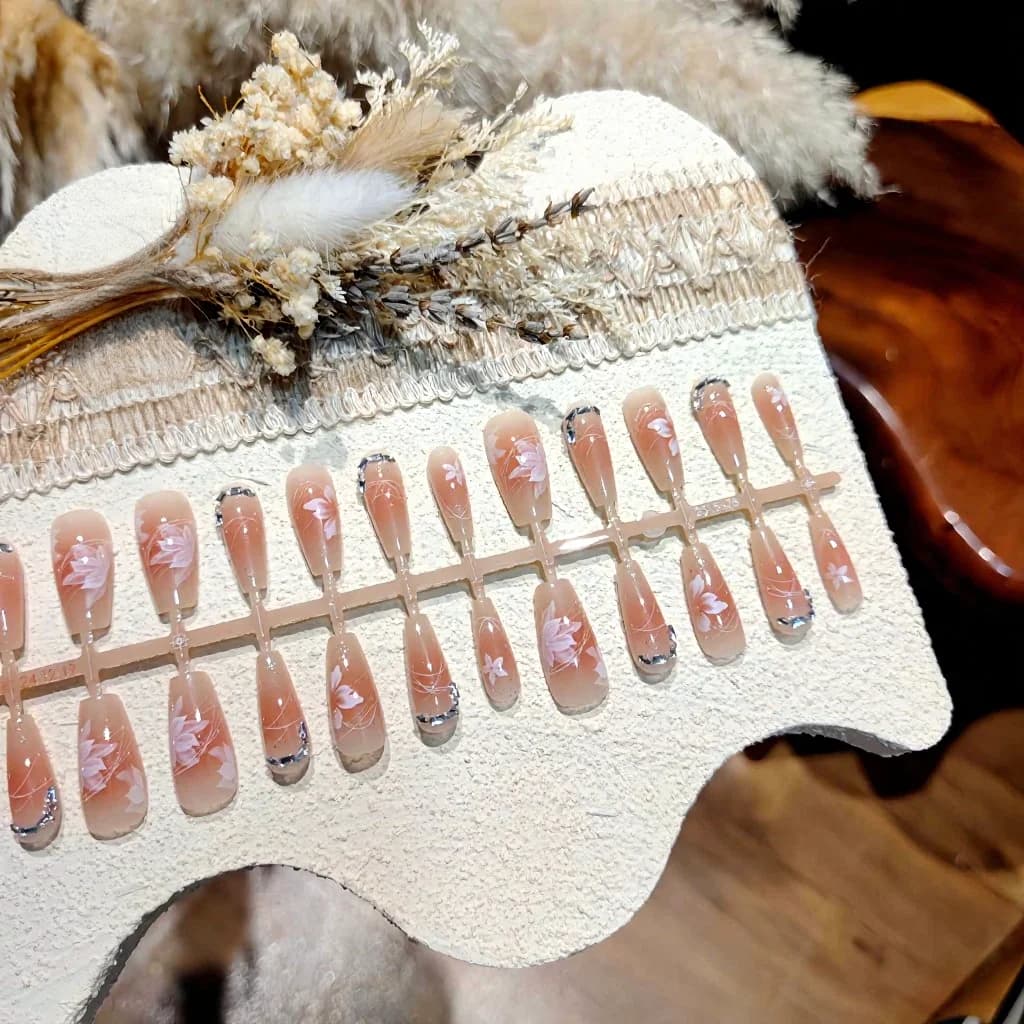 เล็บติดด่วนลายดอกไม้ประดับเพชรเทียม ทรงยาวไล่เฉดสีบลัชออน