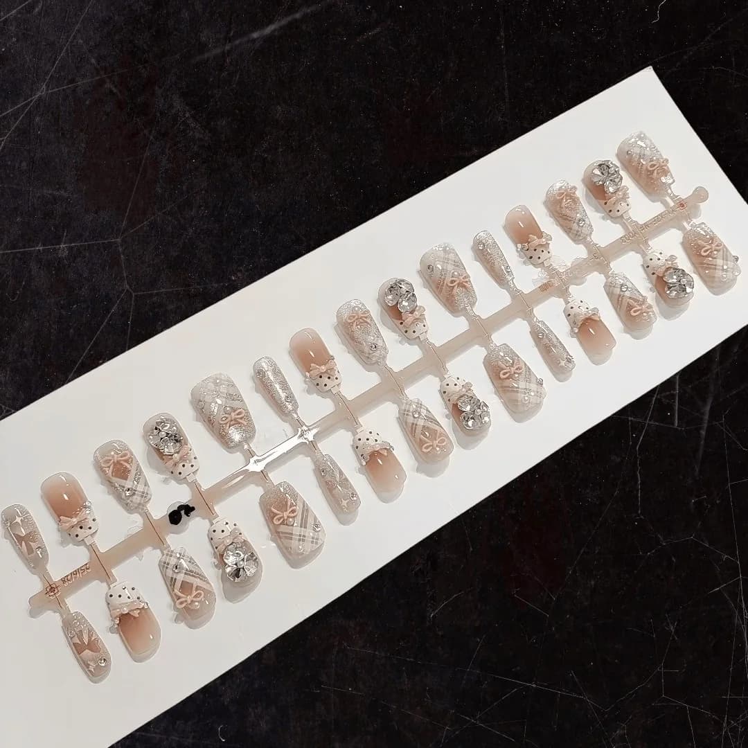 เล็บปลอม French Tip Cat Eye สั้นทรงโลงศพ สีขาวครีม 30 ชิ้น