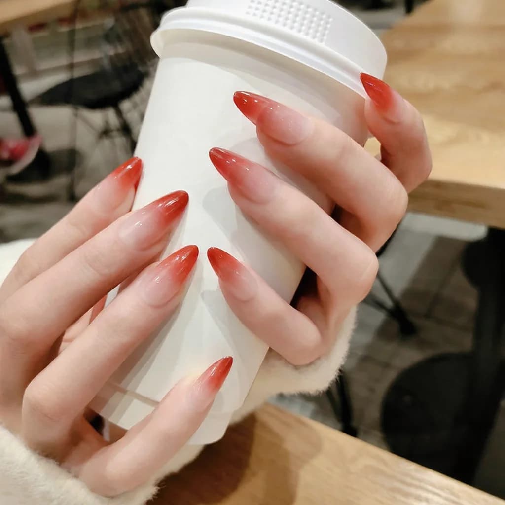 เล็บปลอมแบบติดสำเร็จ ทรงยาวไล่สีแฟชั่น