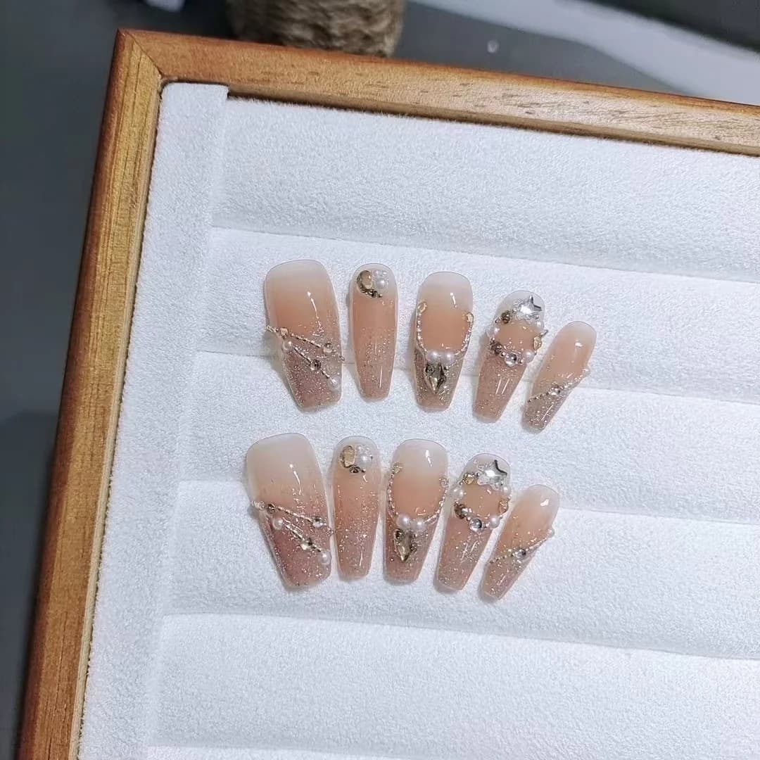 เล็บปลอมลายท้องฟ้ายามราตรีประดับเพชรเทียม 10 ชิ้น