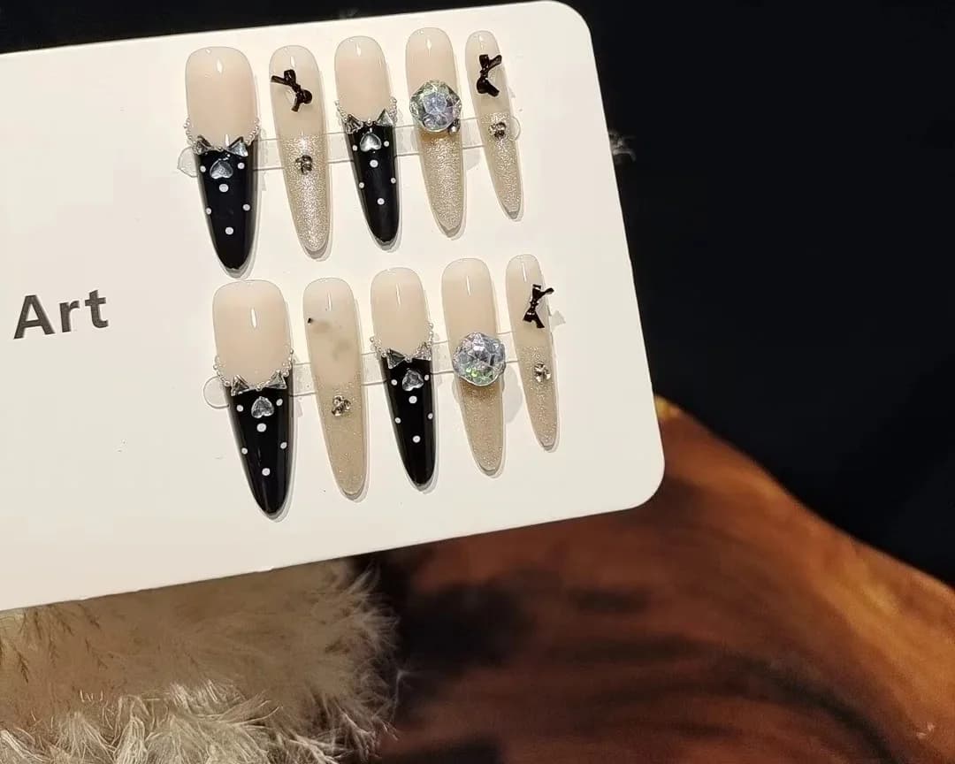 เล็บปลอมกดติดลายผีเสื้อสีดำ ประดับเพชรเทียม เคลือบ Cat Eye