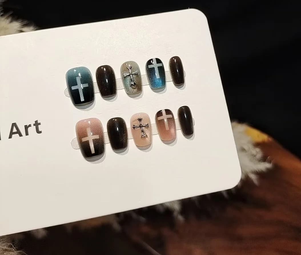 เล็บปลอม Cat Eye สีฟ้าชมพู ประดับลูกปัดแก้วและลายกางเขน