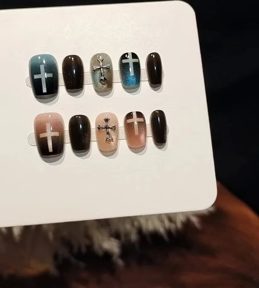 เล็บปลอม Cat Eye สีฟ้าชมพู ประดับลูกปัดแก้วและลายกางเขน