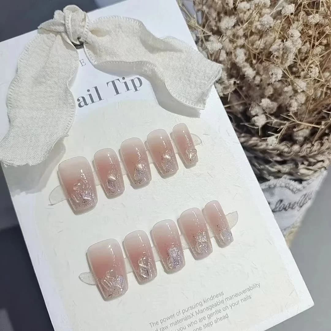 เล็บปลอมทรงโลงศพสั้น-กลาง สีชมพูประดับเพชรรูปหัวใจ