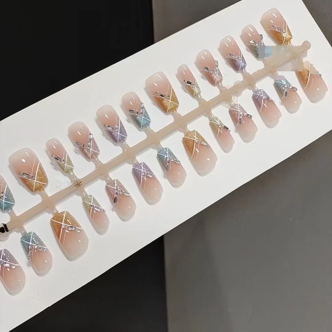 เล็บติดด่วน Candy Party ทรงสี่เหลี่ยมสั้น Rainbow Cat Eye พร้อมเพชรประดับ