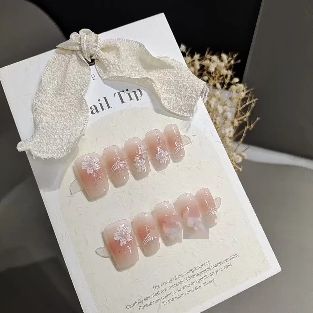 เล็บปลอมทาสีดอกไม้ด้วยมือ ทรงหลุมศพสั้น ดีไซน์สีบลัชออน