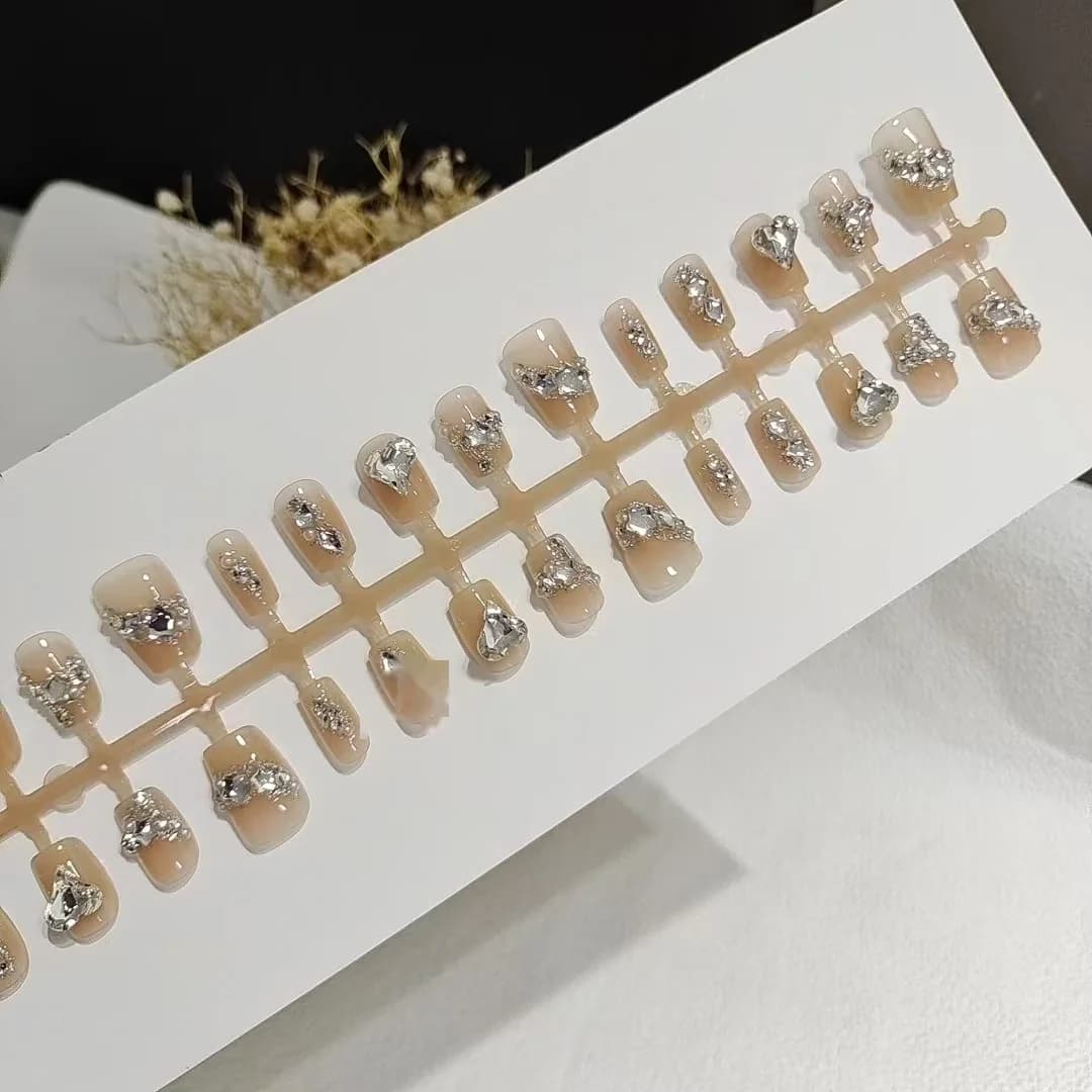 เล็บปลอมติดกาวทรงสี่เหลี่ยมสั้น ประดับเพชรรูปหัวใจ 30 ชิ้น