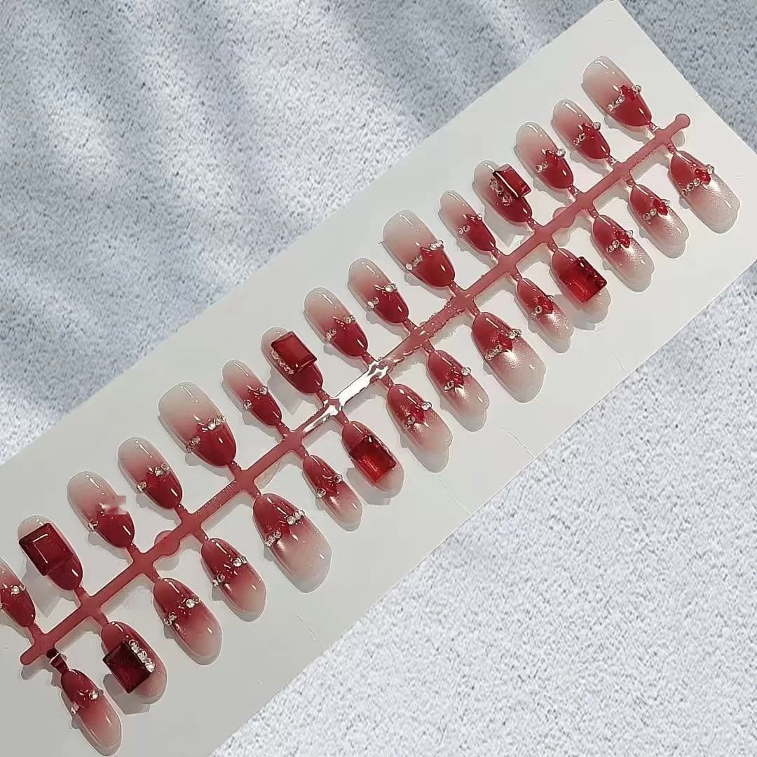 เล็บปลอมตาแมวสีแดงประดับเพชรเทียม ทรงรีกลาง 30 ชิ้น