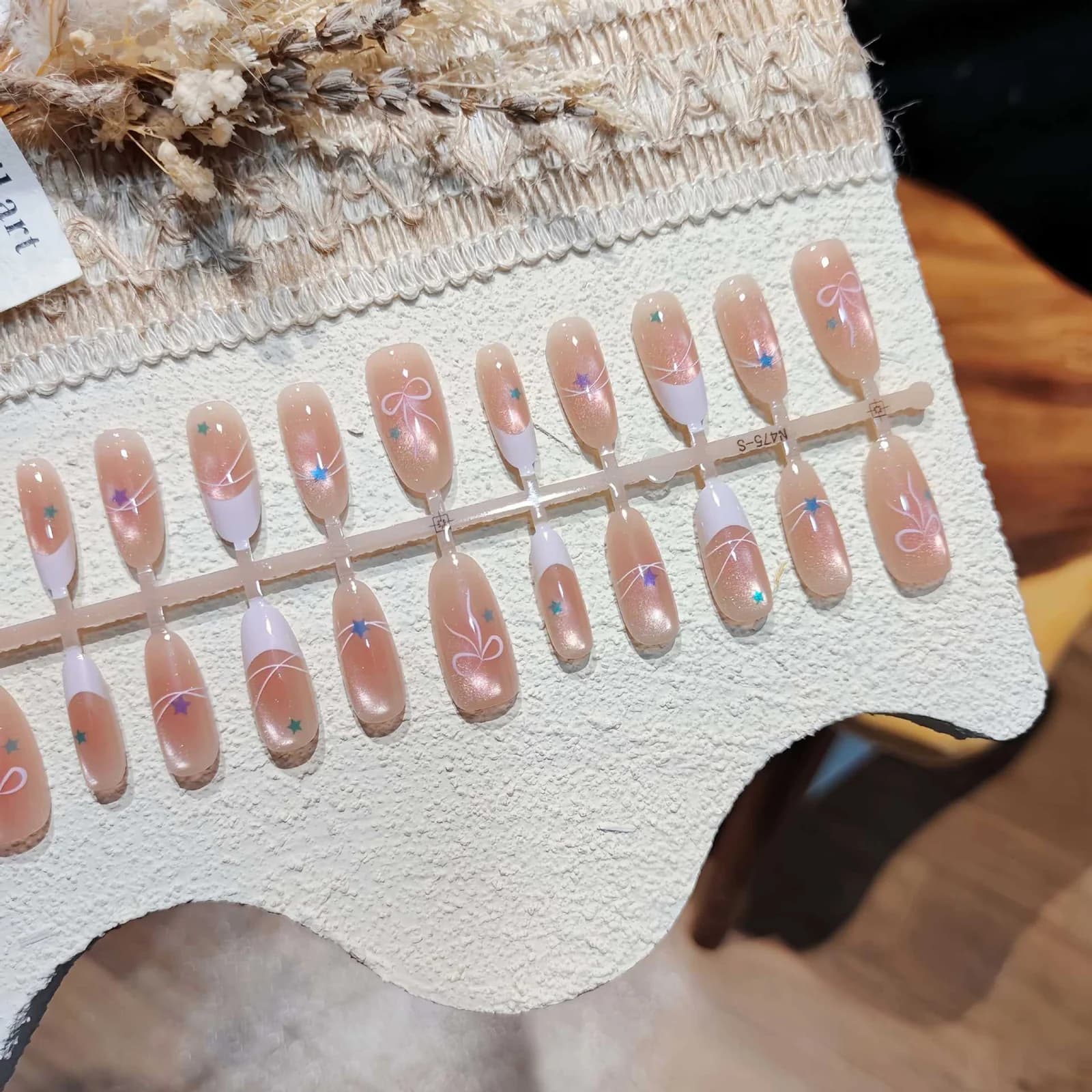 เล็บปลอมติดกาว สีชมพูอ่อน ลายตาแมว 30 ชิ้น ใช้ซ้ำได้