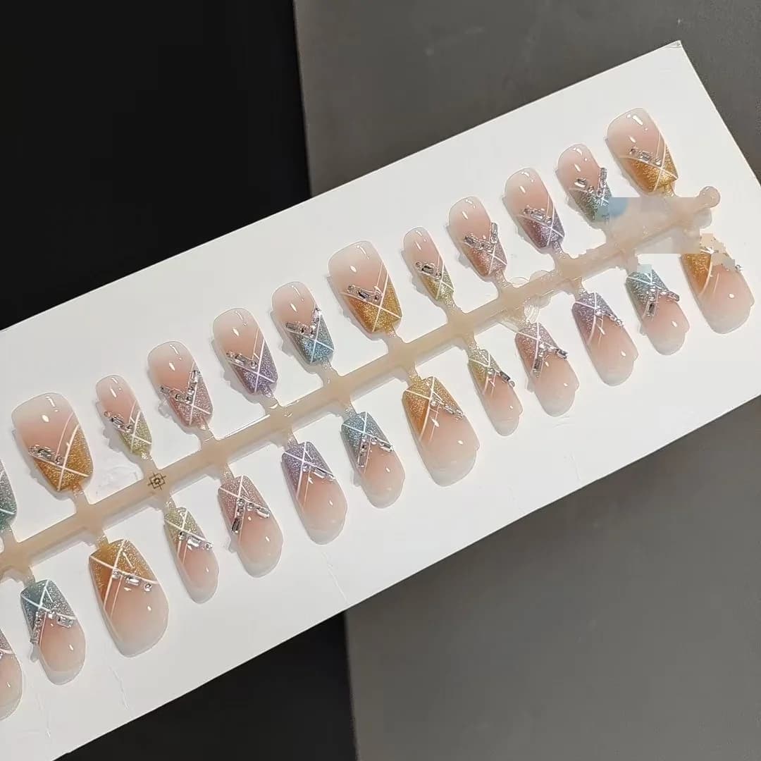 เล็บติดด่วน Candy Party ทรงสี่เหลี่ยมสั้น Rainbow Cat Eye พร้อมเพชรประดับ