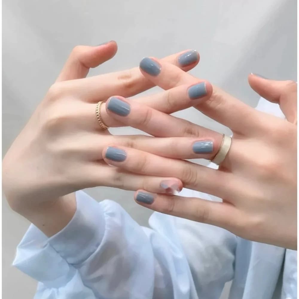 เล็บติดด่วนสีฟ้าโปร่งแสงทรงสั้น สีพื้น ปลายเล็บปลอม