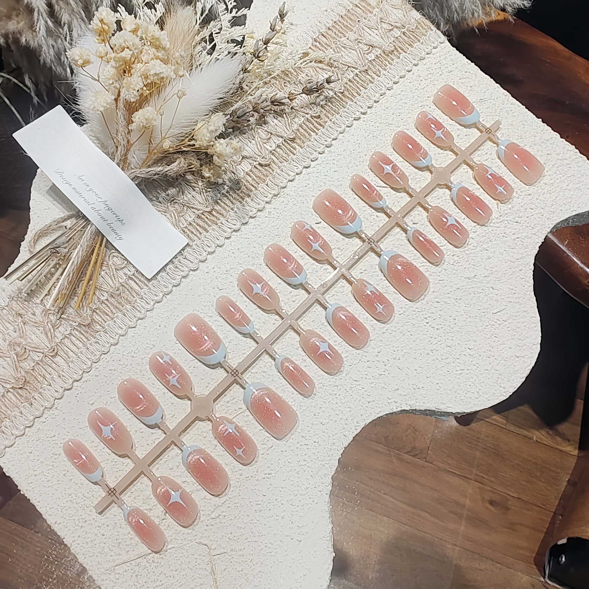เล็บปลอมสั้นทรงรี Cat Eye สีชมพู ลายท้องฟ้าดาว